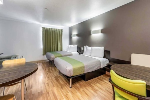 Foto van 2 tweepersoonsbedden | Rookvrij, Keuken - Vakantiehuis in Orange - BedRoom