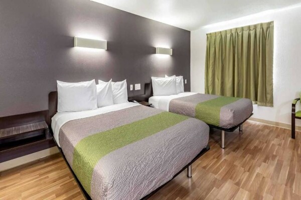 Foto van 2 tweepersoonsbedden | Rookvrij, Keuken - Vakantiehuis in Orange - BedRoom