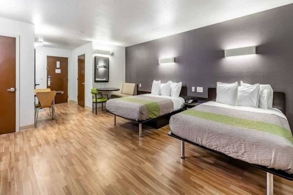 Foto van 2 tweepersoonsbedden | Rookvrij, Keuken - Vakantiehuis in Orange - BedRoom