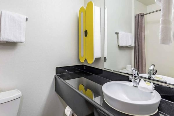Foto van 2 tweepersoonsbedden | Rookvrij, Keuken - Vakantiehuis in Orange - BathRoom
