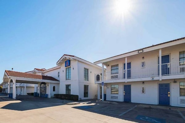 Foto van 1 kingsize bed | Rookvrije suite - Vakantiehuis in Grand Prairie - ExteriorSummer