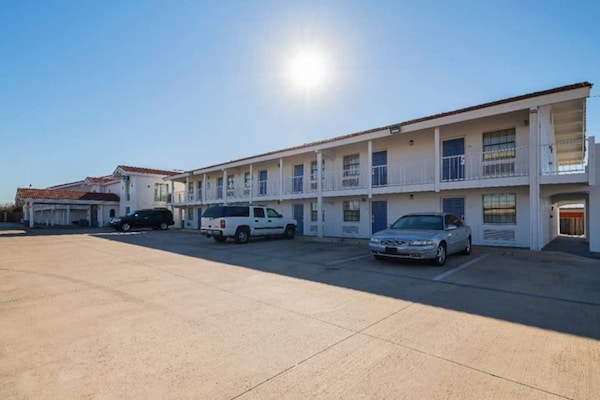 Foto van 1 kingsize bed | Rookvrije suite - Vakantiehuis in Grand Prairie - ExteriorSummer