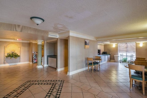 Foto van 1 kingsize bed | Rookvrije suite - Vakantiehuis in Grand Prairie - FloorPlan