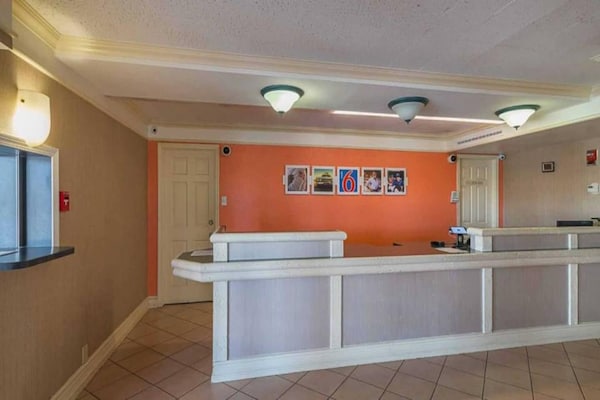 Foto van 1 kingsize bed | Rookvrije suite - Vakantiehuis in Grand Prairie - FloorPlan