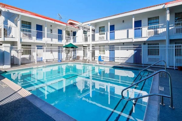 Foto van 1 kingsize bed | Rookvrije suite - Vakantiehuis in Grand Prairie - Pool
