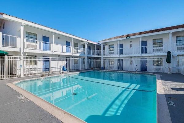 Foto van 1 kingsize bed | Rookvrije suite - Vakantiehuis in Grand Prairie - Pool