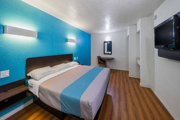 Foto van 1 kingsize bed | Rookvrije suite - Vakantiehuis in Grand Prairie - BedRoom