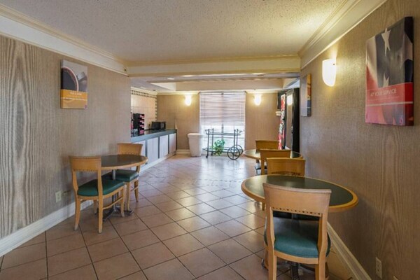 Foto van 1 kingsize bed | Rookvrije suite - Vakantiehuis in Grand Prairie - Facilities