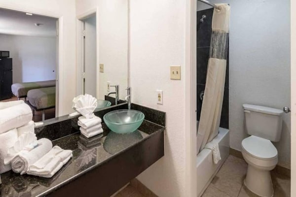 Foto van 1 kingsize bed | Suite, sm, slaapbank - Vakantiehuis in Dallas - BathRoom