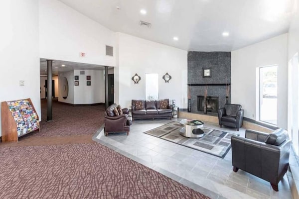 Foto van 1 kingsize bed | Suite, sm, slaapbank - Vakantiehuis in Dallas - FloorPlan
