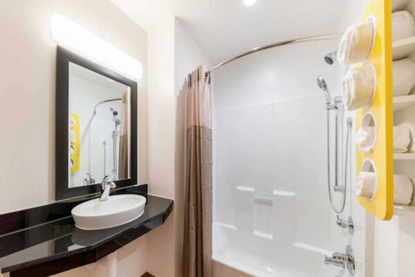 Foto van 2 tweepersoonsbedden | Nsmk, minikoelkast - Vakantiehuis in Fort Worth - BathRoom