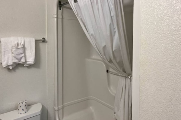 Foto van 1 tweepersoonsbed (queensize) | Toegankelijk voor mindervaliden | NSMK | Keuken - BathRoom