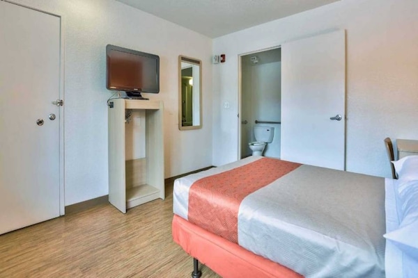 Foto van 1 tweepersoonsbed | Toegankelijk voor mindervaliden / Badkuip / Magnetron - BedRoom