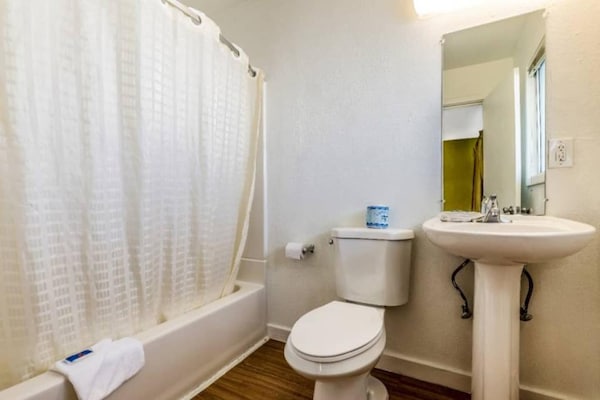 Foto van 2 tweepersoonsbedden | Toegankelijk voor mindervaliden | Badkuip | NSMK - BedRoom