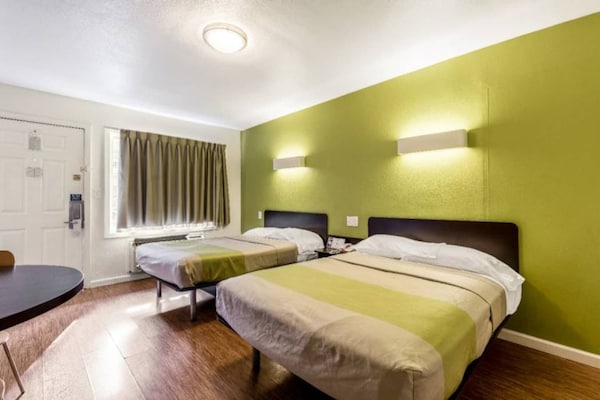 Foto van 2 tweepersoonsbedden | Toegankelijk voor mindervaliden | Badkuip | NSMK - BedRoom