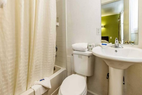 Foto van 2 tweepersoonsbedden | Toegankelijk voor mindervaliden | Badkuip | NSMK - BathRoom