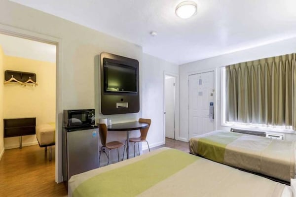 Foto van 2 tweepersoonsbedden | Toegankelijk voor mindervaliden | Badkuip | NSMK - BedRoom
