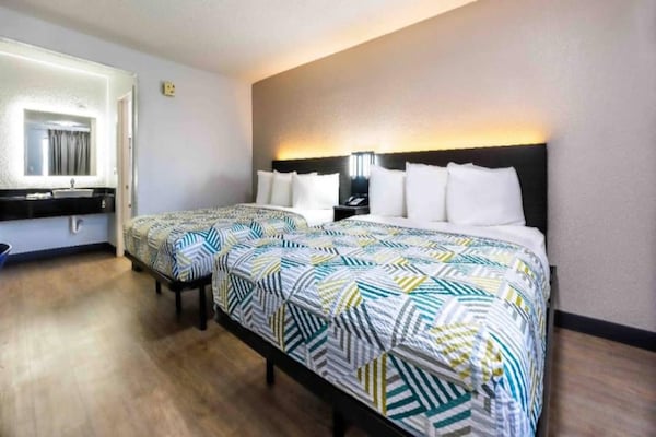 Foto van 2 tweepersoonsbedden | Mobiliteit | Badkuip | NSMK - BedRoom