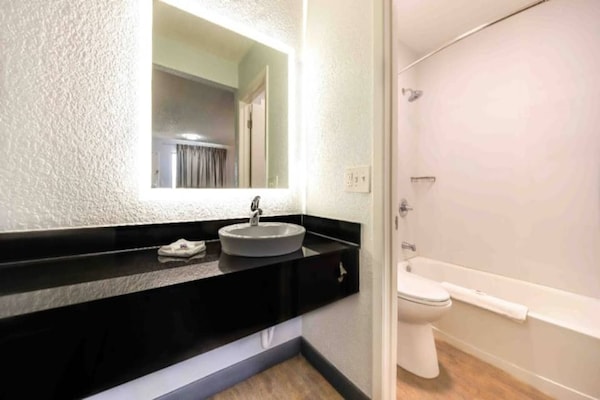 Foto van 2 tweepersoonsbedden | Mobiliteit | Badkuip | NSMK - BathRoom