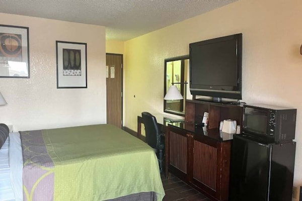 Foto van 2 tweepersoonsbedden (queensize) | Roken toegestaan, koelkast aanwezig - BedRoom