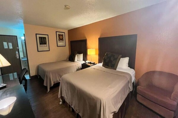 Foto van 2 tweepersoonsbedden (queensize) | Roken toegestaan, koelkast aanwezig - BedRoom