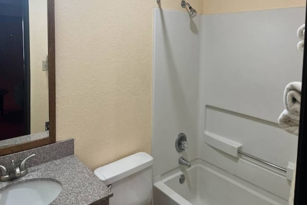 Foto van 2 tweepersoonsbedden (queensize) | Roken toegestaan, koelkast aanwezig - BathRoom
