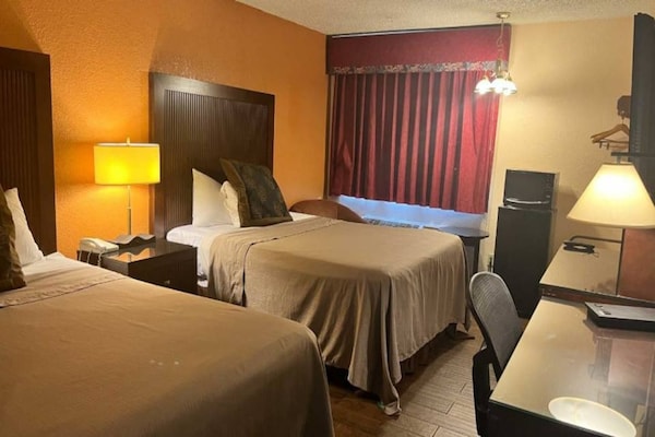 Foto van 2 tweepersoonsbedden (queensize) | Roken toegestaan, koelkast aanwezig - BedRoom
