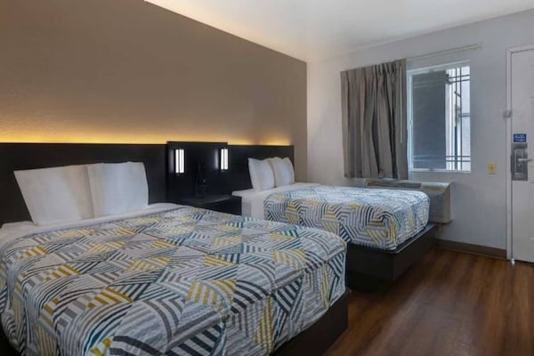 Foto van 2 tweepersoonsbedden | Badkuip met mobiele toegang Nsmk Micfridg - BedRoom