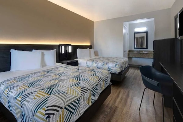 Foto van 2 tweepersoonsbedden | Badkuip met mobiele toegang Nsmk Micfridg - BedRoom