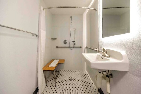 Foto van 1 kingsize bed | Roken toegestaan | Fort Worth - Vakantiehuis in Fort Worth TX - BathRoom