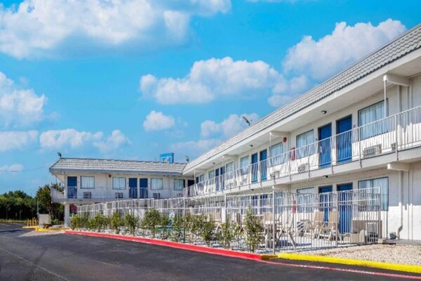 Foto van 1 kingsize bed | Roken toegestaan | Fort Worth - Vakantiehuis in Fort Worth TX - ExteriorSummer