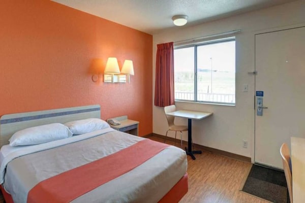 Foto van 1 tweepersoonsbed (Queensize) | Koelkast - Vakantiehuis in Casper WY - BedRoom
