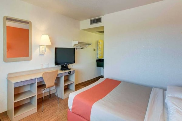 Foto van 1 tweepersoonsbed (Queensize) | Koelkast - Vakantiehuis in Casper WY - BedRoom