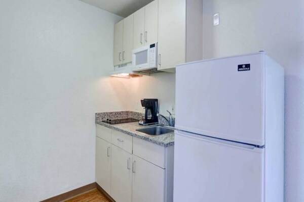 Foto van 1 tweepersoonsbed (Queensize) | Koelkast - Vakantiehuis in Casper WY - Kitchen
