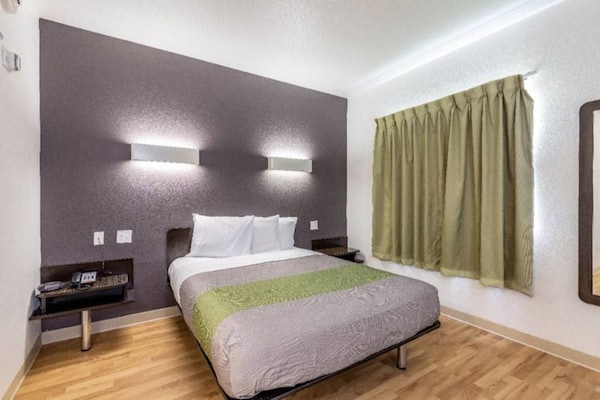 Foto van 1 tweepersoonsbed (Queensize) | Badkuip met mobiele toegang | Keuken (Nsmk) - Facilities