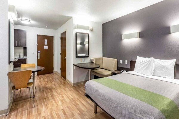 Foto van 1 tweepersoonsbed (Queensize) | Badkuip met mobiele toegang | Keuken (Nsmk) - BedRoom
