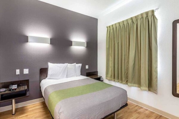 Foto van 1 tweepersoonsbed (Queensize) | Badkuip met mobiele toegang | Keuken (Nsmk) - BedRoom