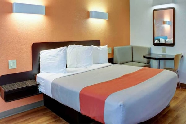 Foto van 1 kingsize bed | Toegankelijk voor mindervaliden | Badkuip, Nsmk - BedRoom