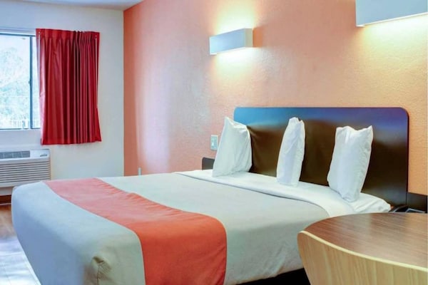 Foto van 1 kingsize bed | Toegankelijk voor mindervaliden | Badkuip, Nsmk - BedRoom