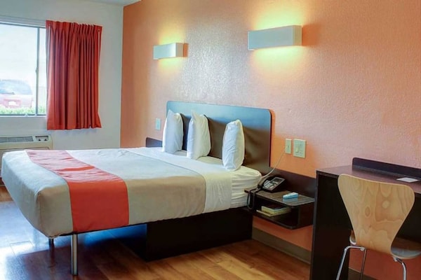 Foto van 1 kingsize bed | Toegankelijk voor mindervaliden | Badkuip, Nsmk - BedRoom