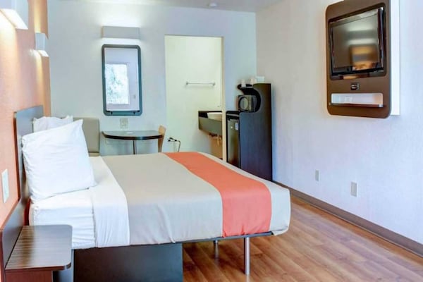 Foto van 1 kingsize bed | Toegankelijk voor mindervaliden | Badkuip, Nsmk - BedRoom