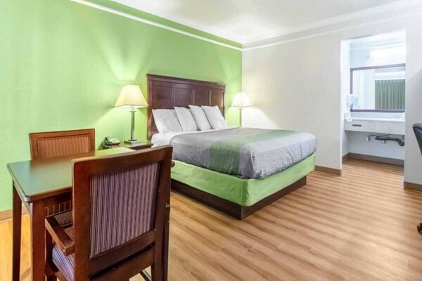 Foto van 1 kingsize bed | Rolstoeltoegankelijk bad, NSMK - Vakantiehuis in Kingsburg - BedRoom
