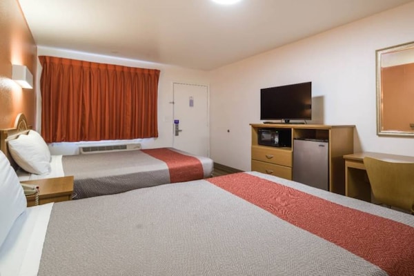 Foto van 2 tweepersoonsbedden (queensize) | Roken toegestaan, koelkast aanwezig - BedRoom