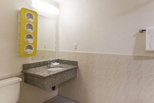 Foto van 2 tweepersoonsbedden (queensize) | Roken toegestaan, koelkast aanwezig - BedRoom
