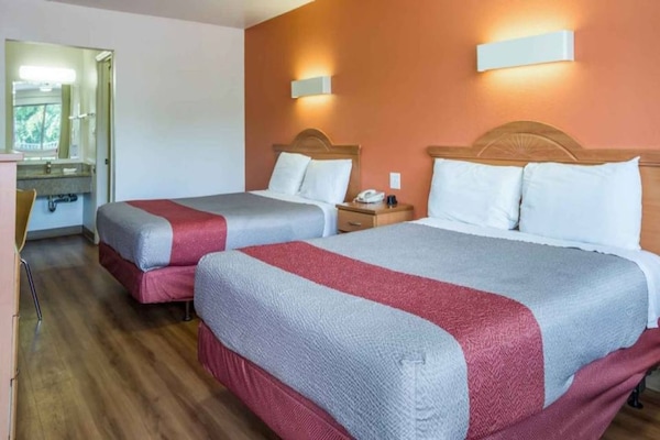 Foto van 2 tweepersoonsbedden (queensize) | Roken toegestaan, koelkast aanwezig - BedRoom