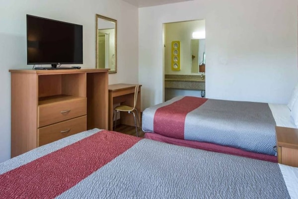 Foto van 2 tweepersoonsbedden (queensize) | Roken toegestaan, koelkast aanwezig - BedRoom