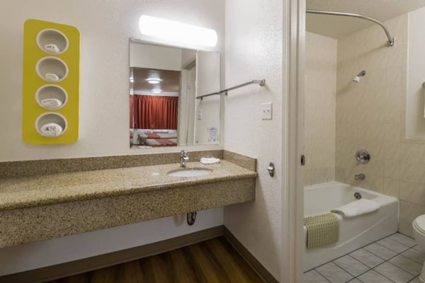 Foto van 1 tweepersoonsbed (queensize) | Rookvrij - Vakantiehuis in Concord - BedRoom