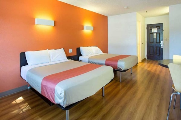 Foto van 2 tweepersoonsbedden (queensize) | Rookvrij - Vakantiehuis in Williams - BedRoom