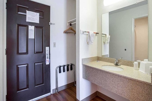 Foto van 2 tweepersoonsbedden (queensize) | Rookvrij - Vakantiehuis in Williams - BathRoom
