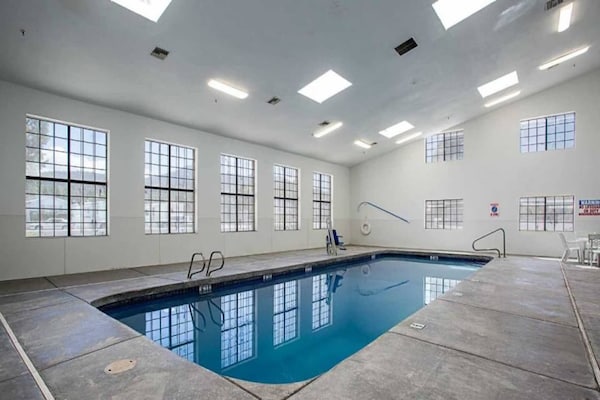 Foto van 2 tweepersoonsbedden (queensize) | Rookvrij - Vakantiehuis in Williams - Pool